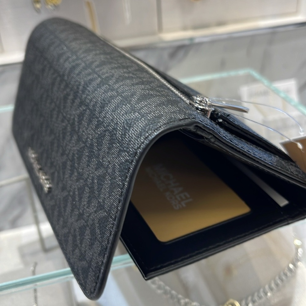 Michael Kors Jet Set Large Signature Logo Tri-Fold Wallet
Black 
NWT - Picture 13 of 16